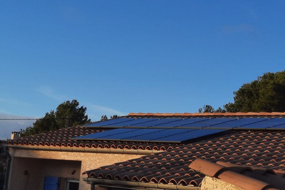 Installation de panneaux solaires sur le toit d'une maison résidentielle pour une production d'énergie verte