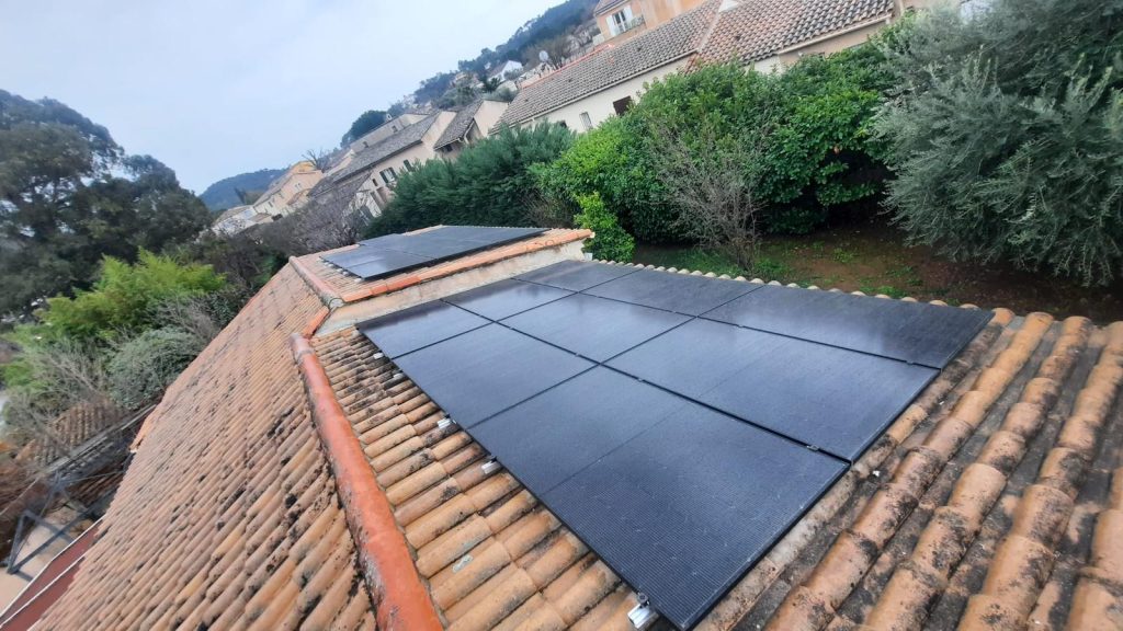 Installation de panneaux solaires sur le toit d'une maison résidentielle pour une production d'énergie verte