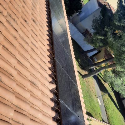 Installation de panneaux solaires sur le toit d'une maison résidentielle pour une production d'énergie verte