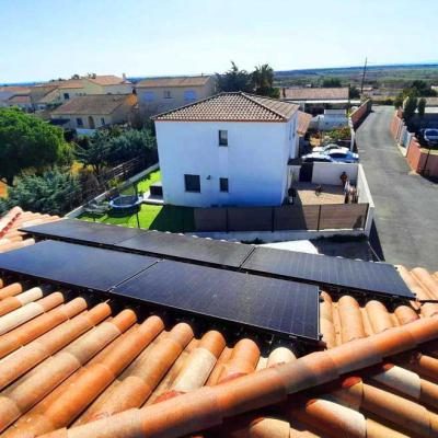 Installation de panneaux solaires sur le toit d'une maison résidentielle pour une production d'énergie verte