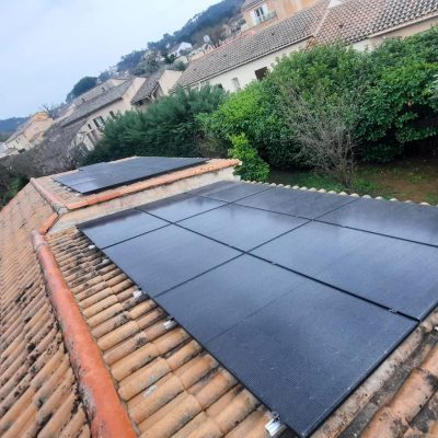 Installation de panneaux solaires sur le toit d'une maison résidentielle pour une production d'énergie verte