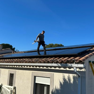 Installation de panneaux solaires sur le toit d'une maison résidentielle pour une production d'énergie verte