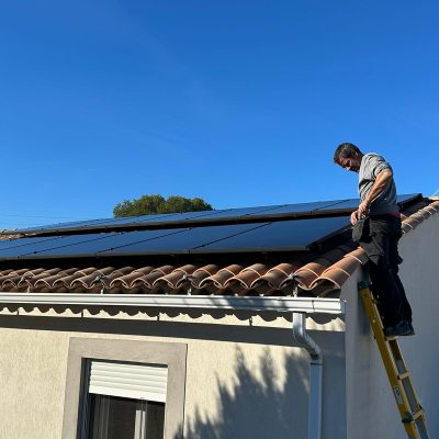 Installation de panneaux solaires sur le toit d'une maison résidentielle pour une production d'énergie verte